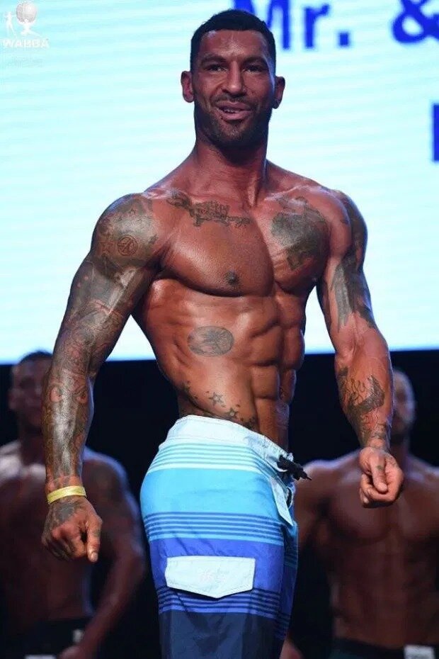 Стриптизёр вместе с шестом упал на 75-летнюю бабулю в ночном клубе