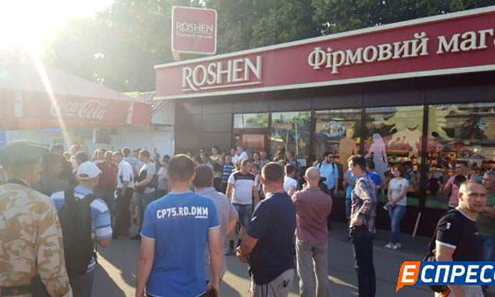В центре Киева разъярённая толпа демонтирует магазин «Рошен»