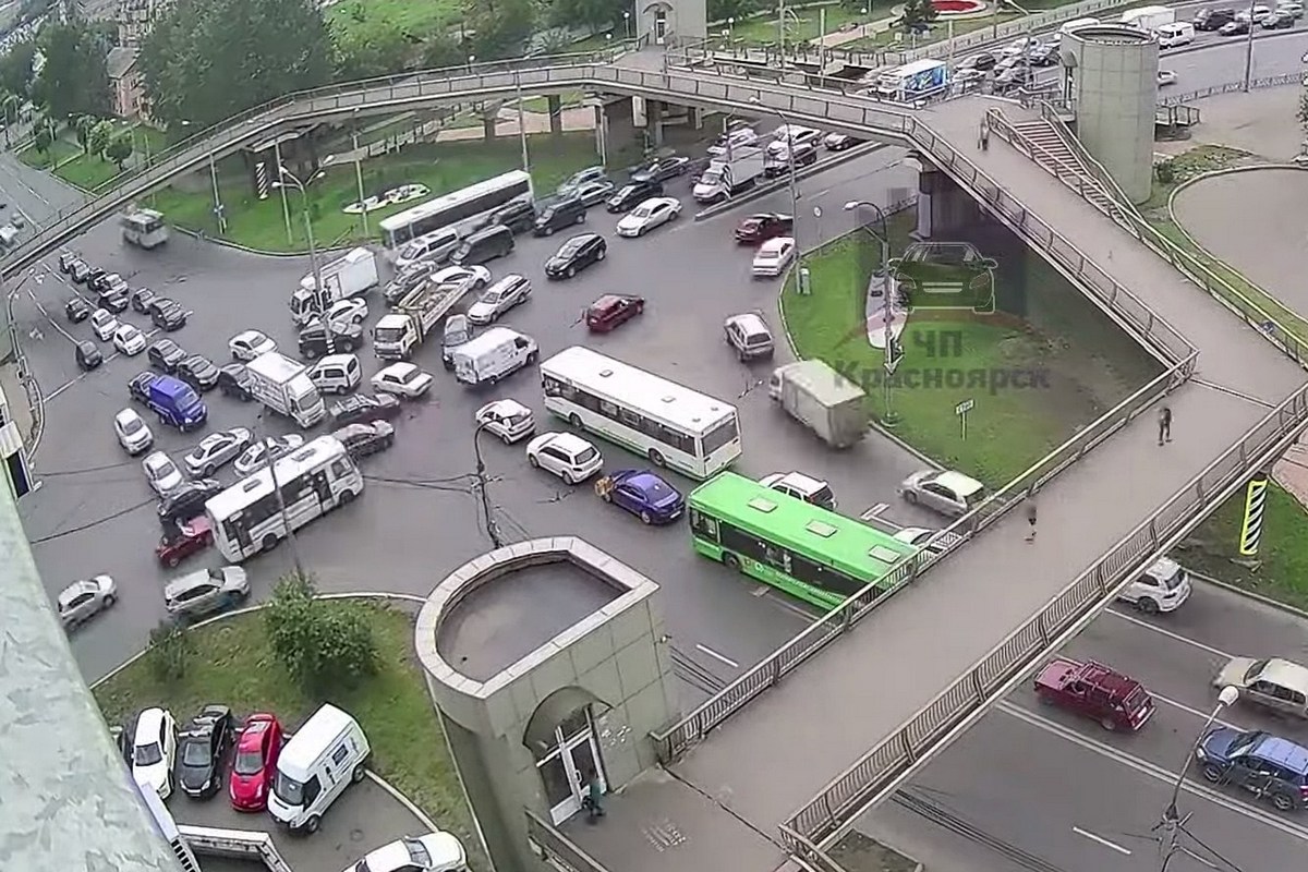 На перекрестке произошло. Перекресток Маерчака Свободный Красноярск. Космос на Маерчака Красноярск. Перекресток космос Красноярск. Красноярск улица Маерчака космос.