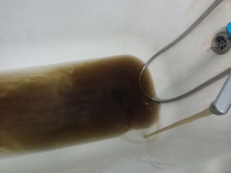 На КСК около месяца бежит грязная вода