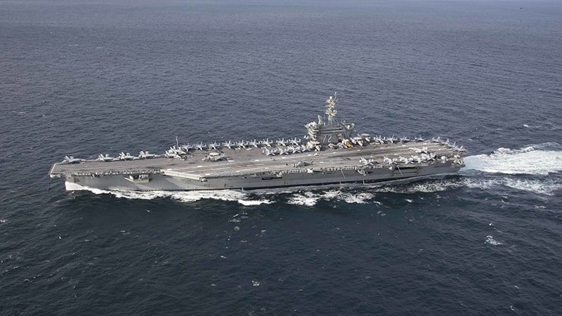 Члены экипажа авианосца USS Abraham Lincoln отравились загрязненной питьевой водой