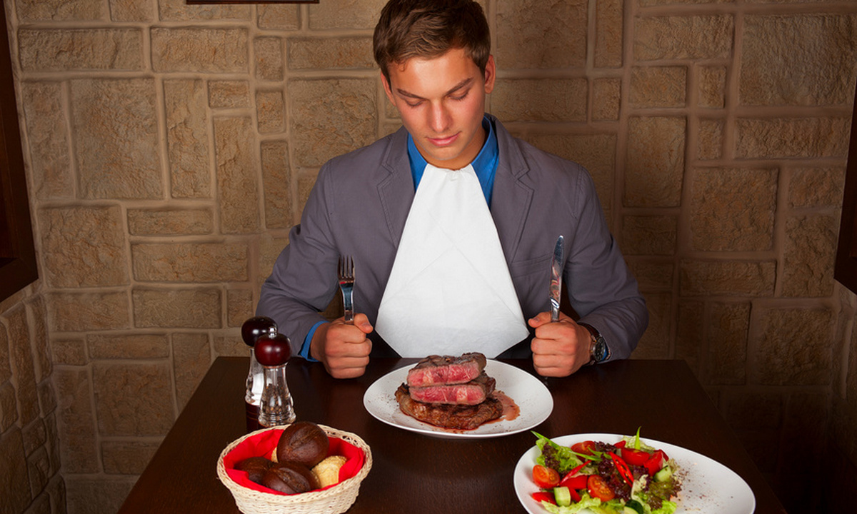 фото в ресторане за столом мужчина