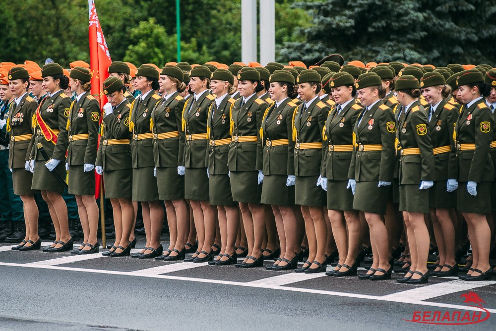 Женские 9. Женщины военные на параде. Женщины военные в строю. Девушки военнослужащие на параде. Женщины военные в Беларуси.