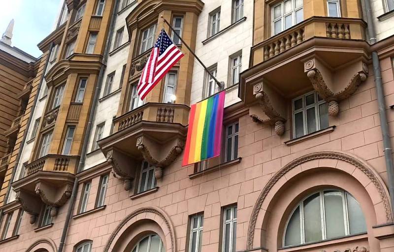 Международное сообщество ЛГБТ ввело санкции против России: гей-парады теперь запрещены Новости