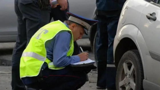 Юрист раскрыл, в каком случае ГАИ оправдает водителя, врезавшегося в припаркованный автомобиль