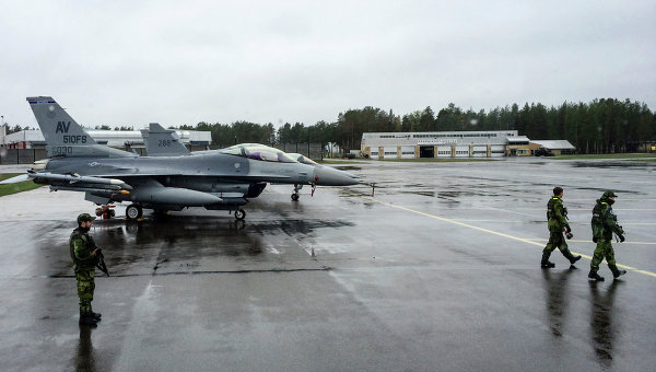 Американские истребители на аэродроме в Швеции во время учений войск НАТО в Балтийском регионе. Архивное фото