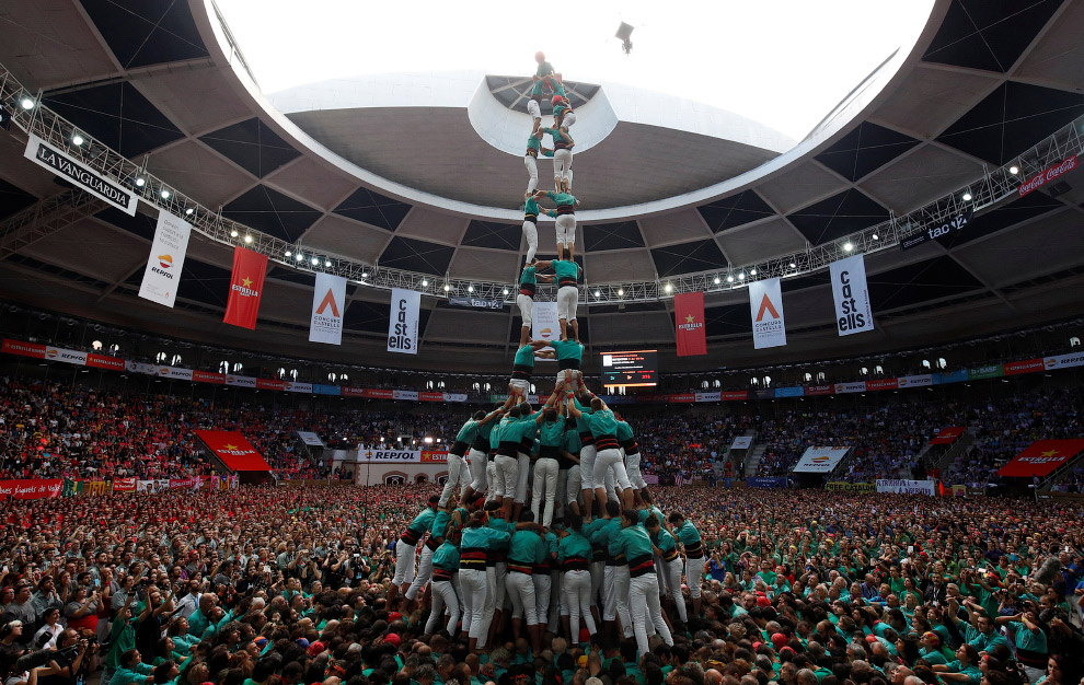 Испанские «башни» из людей Испанские «башни» из людей испания