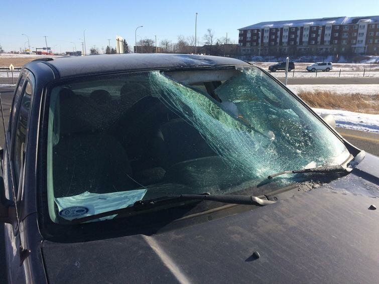 Лёд, по всей видимости слетевший с другого автомобиля, пробил лобовое стекло. Водитель не пострадал авто, в мире, дорога, за рулем, опасно, подборка, прилетело