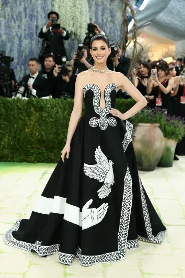 Met Gala — 2026: Энн Хэтэуэй, Виттория Черетти, дочь одного из самых богатых людей Индии Иша Амбани на красной дорожке Images, Джулианна, Метрополитенмузее, Жукова, дочерьмиЛоли, БахияЛоли, БахияРанее, красной, дорожке, вечера, появились, Джиджи, Хадид, Ирина, бюстгальтере, бриллиантами, Николь, Перри, АмбаниВенди, Кидман