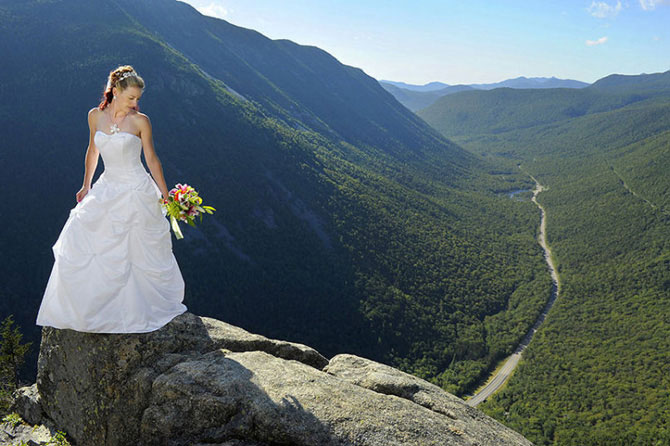Фотограф снимает экстремальные свадебные фотосессии