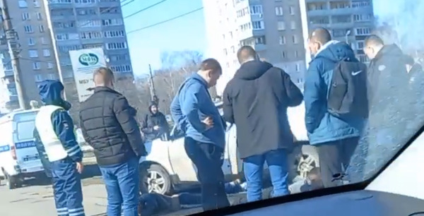 В Рязани сняли на видео задержание людей на улице