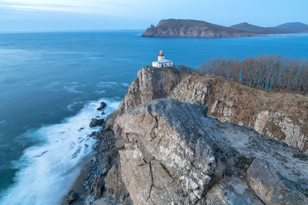 Портал приморского края primorye. Маяк Балюзек Приморский край. Маяк на мысе Балюзек. Маяк Ольга Приморский край. Море Приморье Маяк Балюзек.