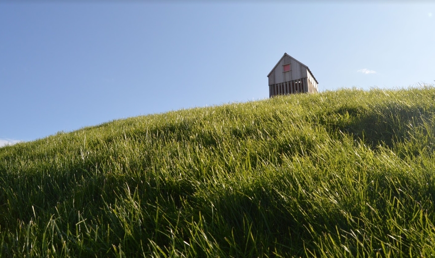 Открывающимся с холма на. Тува Исландия холм. Холм в Рейкьявике. Инсталляция художника Олефа Нордала. Холм Уфа Рейкьявик.