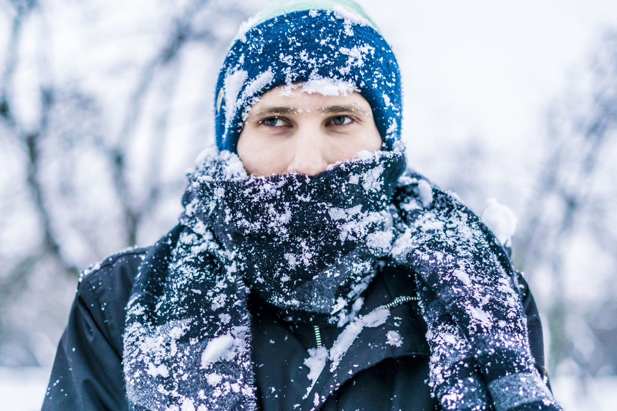 Cold weather. Холодная зима. Холод зимой. Зима холодно. Человек в снегу.