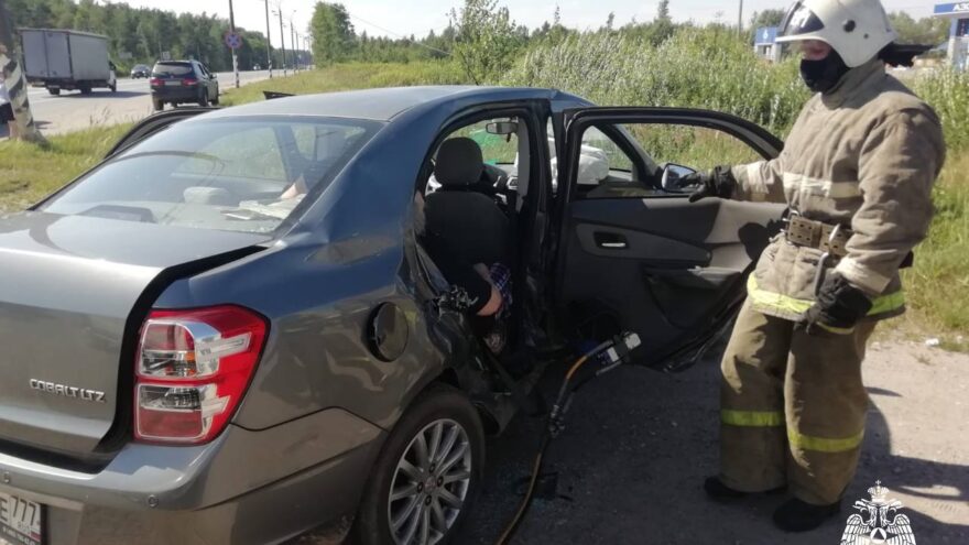 В Тверской области сотрудники МЧС помогли женщине выбраться из машины после ДТП