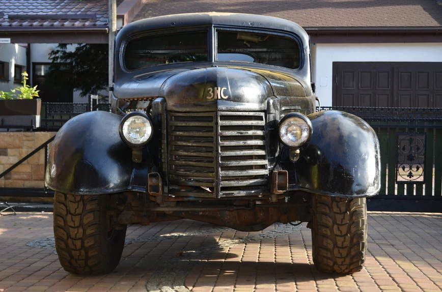 Байкер собирает крутой пикап с кабиной от ЗИС-150, чтобы возить свой мотоцикл