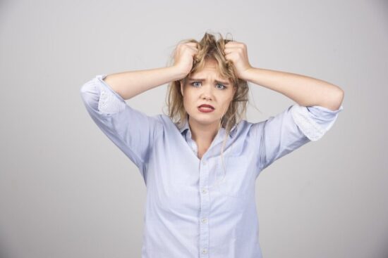 От стресса до грибка: что провоцирует зуд головы и как его лечить