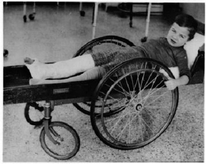 11. Инвалидная коляска, 1915 год.