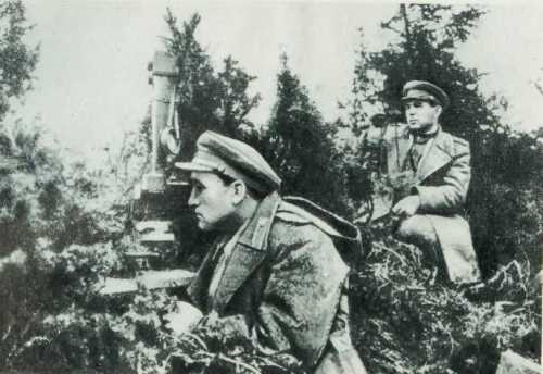 Начальник политотдела 18-й армии полковник Л. И. Брежнев (справа) на наблюдательном пункте в Карпатах. 1944 год