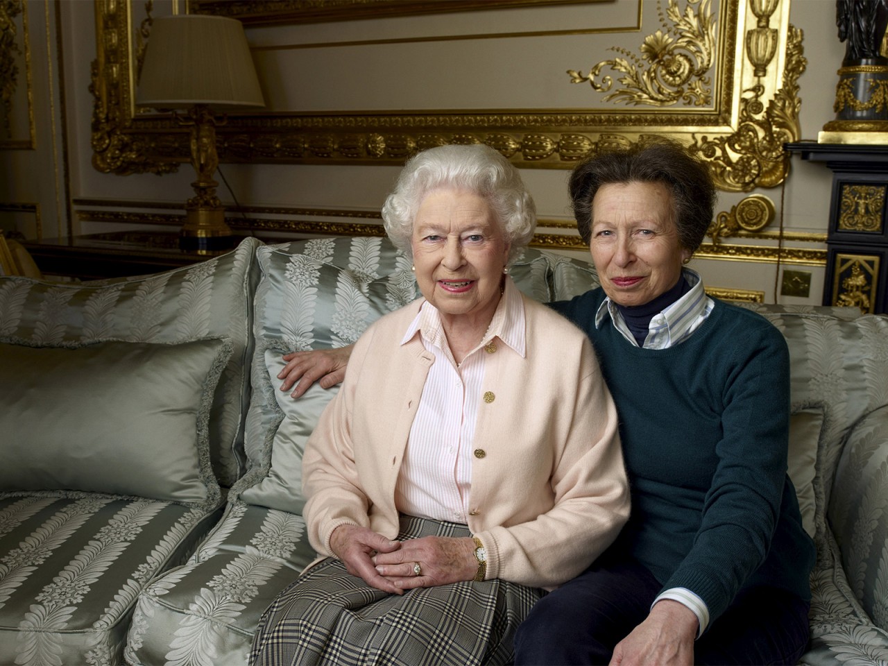 249 Три трогательных портрета Елизаветы II в честь 90 летия