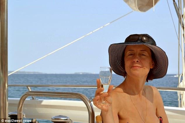 Российская туристка почти сутки провела в открытом море на надувном матрасе