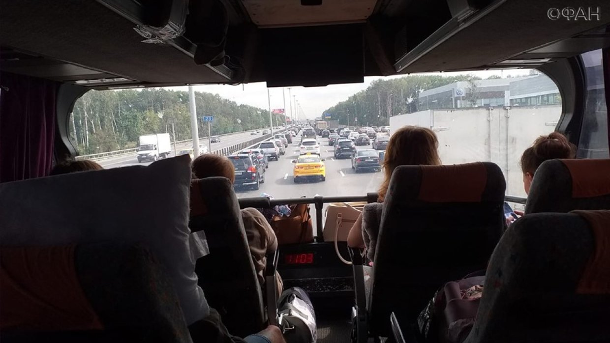 Украинцы массово выезжают в Россию на автобусах, такси и даже велосипедах