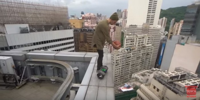 Россиянин прокатился на гироскутере по краю небоскреба в Гонконге
