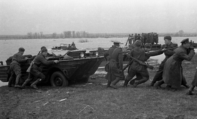 ​Советские части форсируют реку Одер на амфибиях американского производства Ford-GPA - Неизвестный спецназ Красной армии  | Warspot.ru