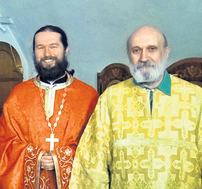 Отец телеведущей Александр Николаевич (справа) прислуживает при алтаре в одном из ярославских храмов. Фото: Vk.com