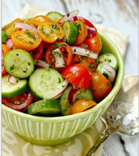 Салат с помидорами и огурцами и рецепт с фото