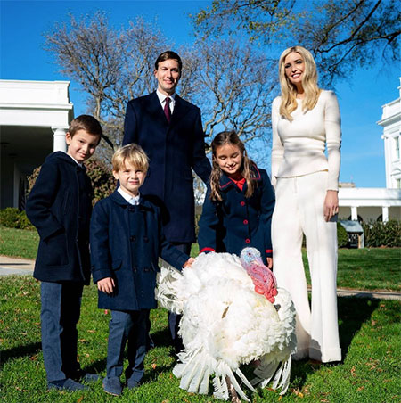 Дональд с Меланией Трамп и индейка Кукуруза приняли участие в традиционной церемонии в Белом доме Дональд с Меланией Трамп и индейка Кукуруза приняли участие в традиционной церемонии в Белом доме Звезды,Новости о звездах