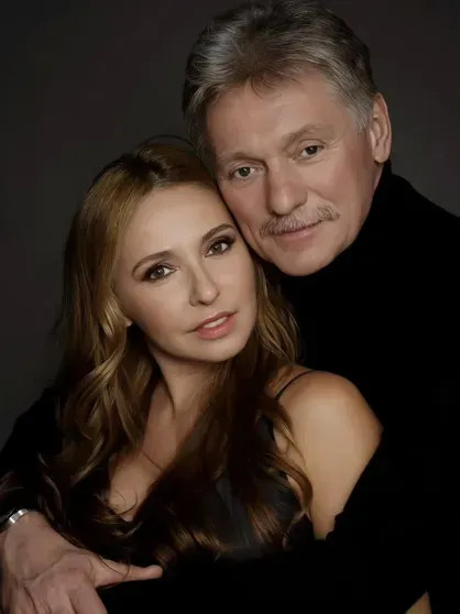 Редкий выход: Дмитрий Песков и Татьяна Навка посетили ярмарку современного искусства Песков, Навка, Дмитрий, Татьяна, также, Россия, России, Солоцинской, отношений, браке, искусства, современного, олимпийская, сыграли, третьим, Пескова, дочерьюДля, ПесковТатьяна, годуТатьяна, родившаяся