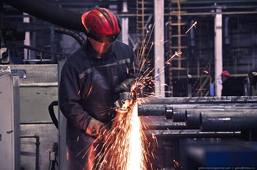 Steel working. Павлодарский трубопрокатный завод. Трубы завода. Трубопровод на заводе. Производство фото.
