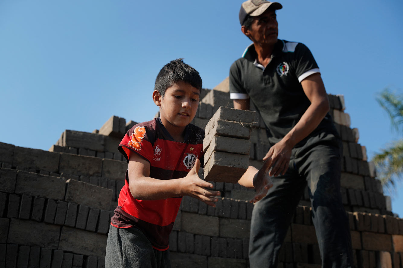 9 мальчик на кирпичном заводе в Тобати, Парагвай