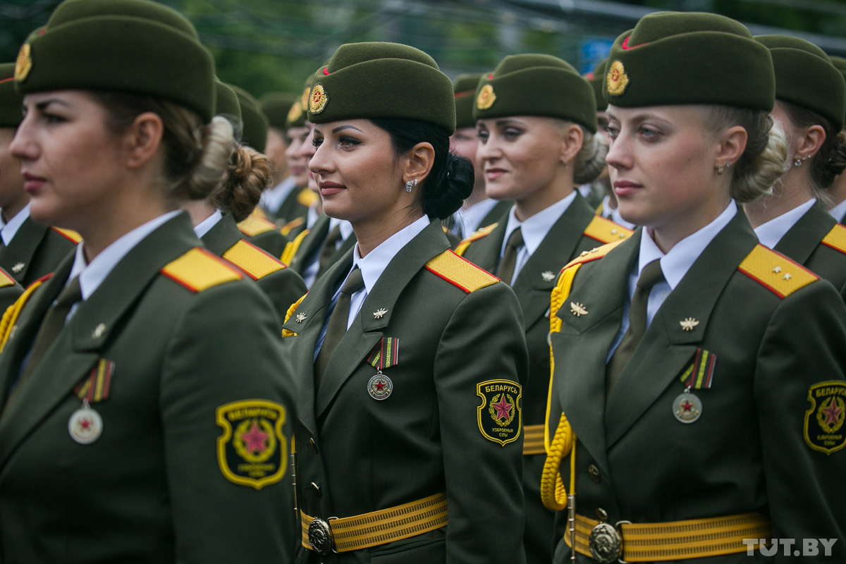 Форма беларуси. Женщины военные в Беларуси. Женская парадная Военная форма. Военная форма Беларуси. Форма белорусской армии.