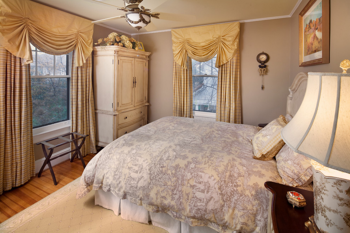 Шторы - оригинальная деталь в спальной комнате