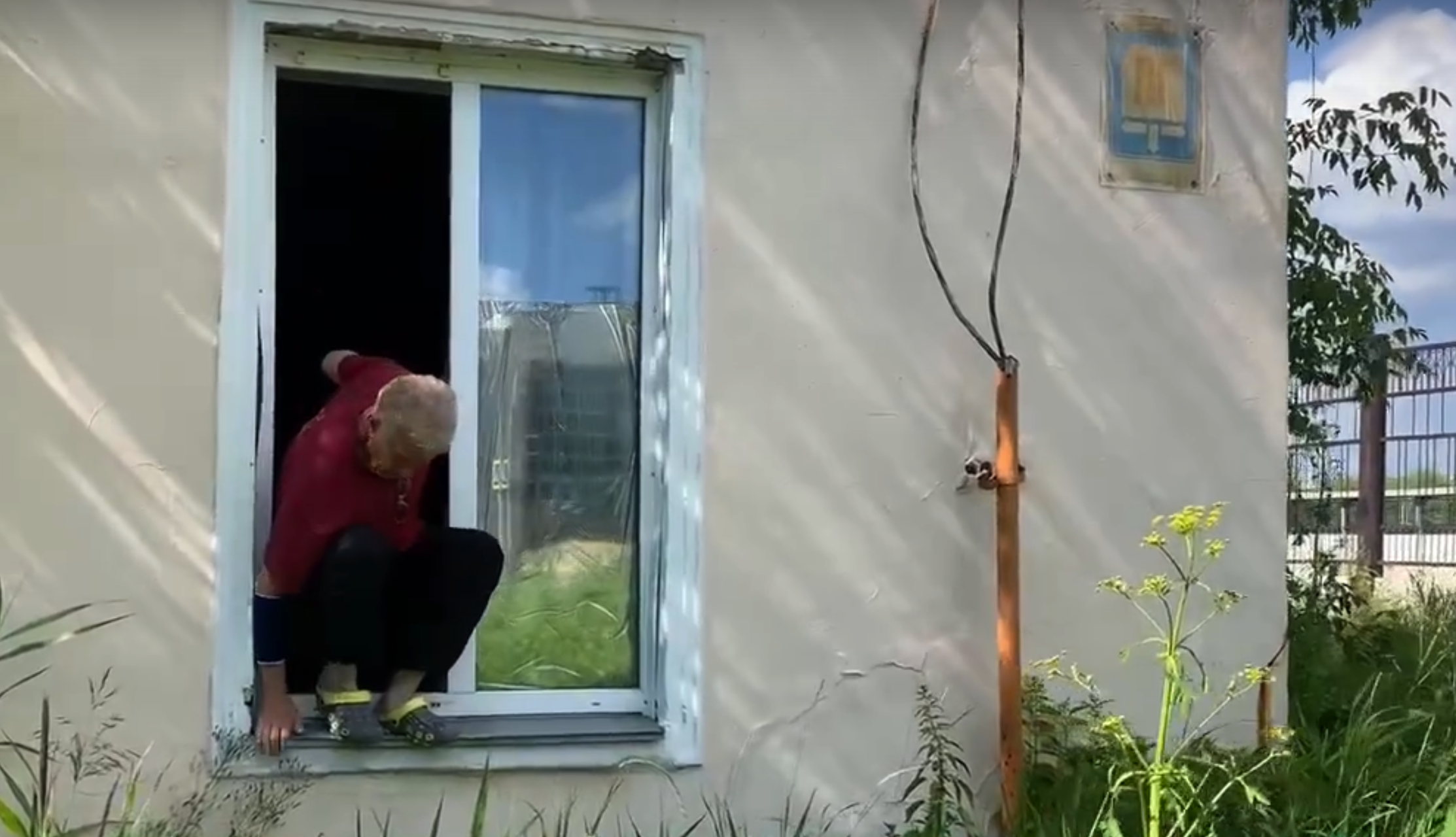 Челябинцы прыгают из окон дома, в котором по колено воды