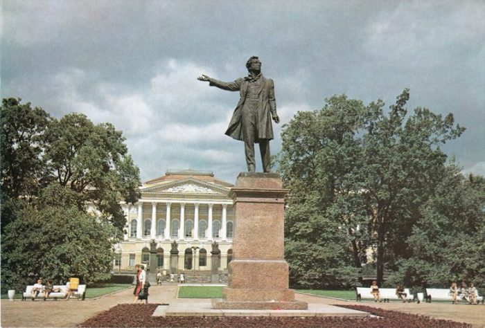 Бронзовая четырехметровая фигура Пушкина возвышается на четырехгранном постаменте, в центре сквера площади Искусств.