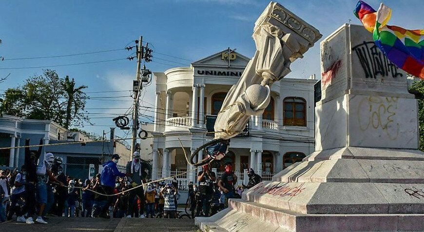 В ходе протестов в Колумбии в 2021 году демонстранты сокрушили статую Христофора Колумба/ © AFP