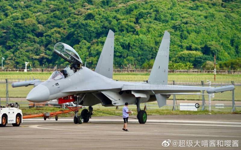 Самолет РЭБ Shenyang J-16D появился на публике ввс