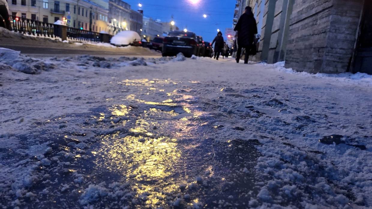 Вместо качественной уборки снега власти Петербурга посоветовали гражданам быть аккуратнее на улицах Общество