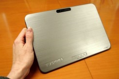 Компания Toshiba представила на выставке CES 2012 ультрабук, работающий на Windows 8, а также самый тонкий планшет в мире.