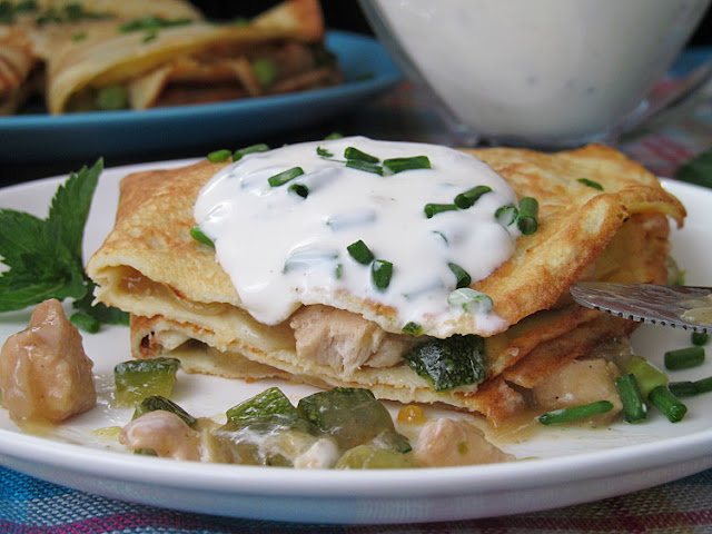 Омлетные блинчики с начинкой к завтраку вкусу, растительного, творог, зеленью, тушеное, можно, просто, обжаренный, овощами, куриное, сковороде, может, Затем, тушеные, овощи, испечь, распределить, соусом, блины, блинчик