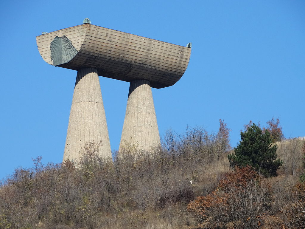 World_War_Two_Memorial_-_Mitrovica_(Serb_Side)_-_Kosovo.jpg