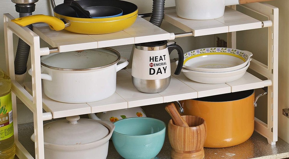 11 предметов, которые помогут организовать хранение под раковиной и кухонной мойкой