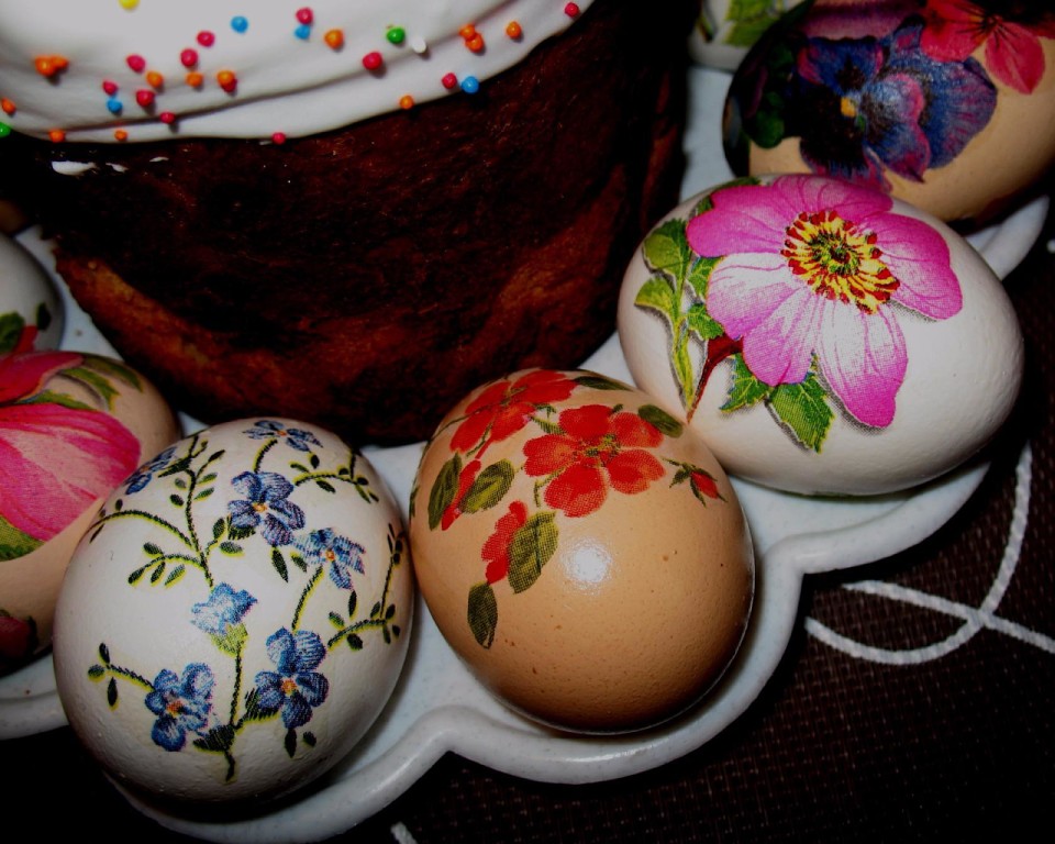 В прошлом году к Пасхе делала декор яиц в технике декупаж. Сделайте и Вы к празднику. handmake
