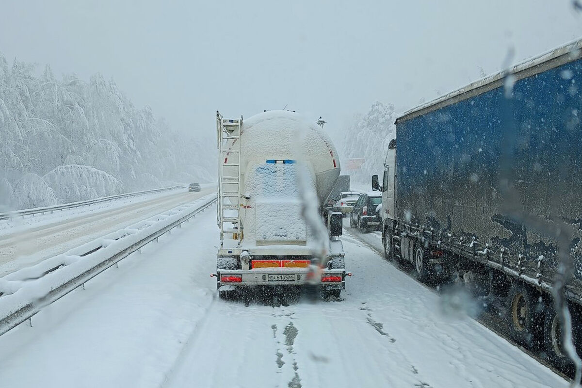 Водитель фуры простоял 16 часов на трассе Пермь – Екатеринбург из-за снегопада