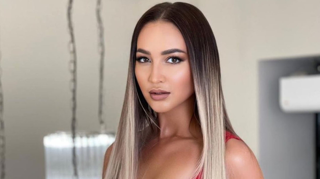 Ольга Бузова надела платье с декольте не по размеру на белорусский «Х-Фактор»