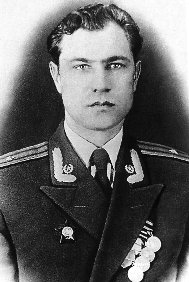 Сталин был трусом и преступником, - так сказал видному укро-пропагандисту Гордону Горбачёв. С этим же вопросом Гордон обратился к последнему министру обороны СССР маршалу Язову.-3