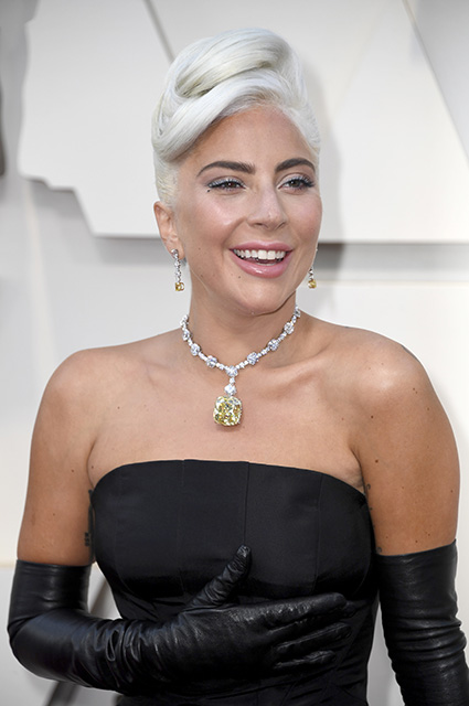 Леди Гага появилась на "Оскаре" с редчайшим бриллиантом, который до нее носила Одри Хепберн Звездный стиль